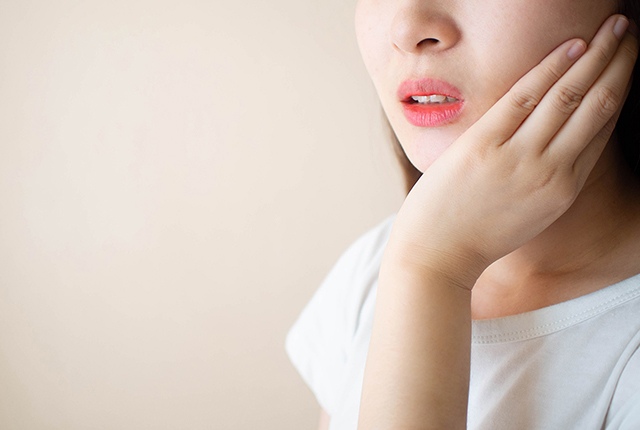 歯が痛い女性